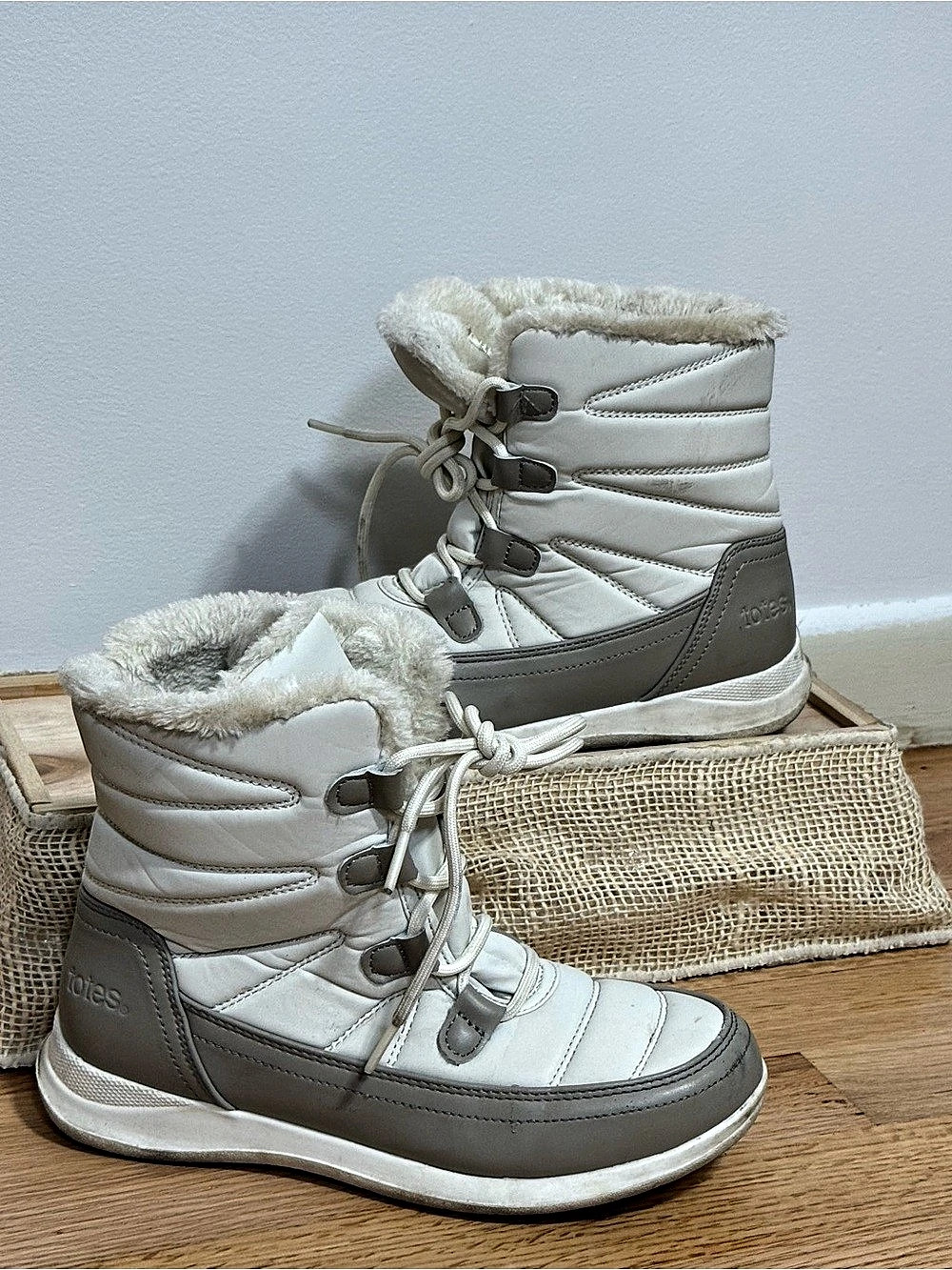 Totes Women’s Winter Snow Boots 6.5 White Gray Faux Fur Lined Lace Up